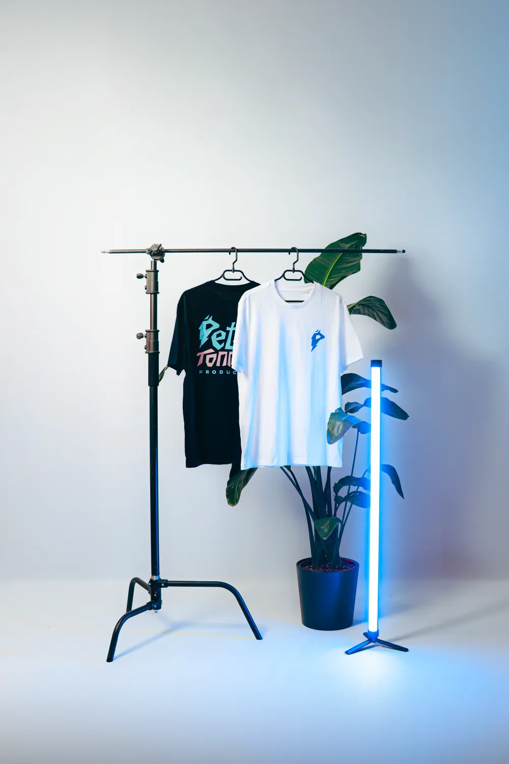 Les tee-shirts officiels Petit Tonnerre Production, noir et blanc